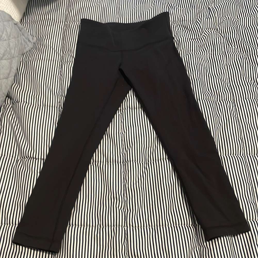 Black Lululemon Wunder Under Crops
